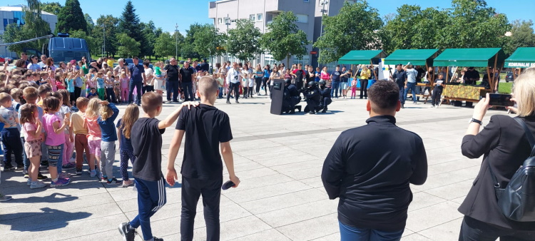 Slika /PU_SiM/AA NOVE Ilustracije/prevencija/Dan otvorenih vrata u Kutini 2024/Naslovna.jpg